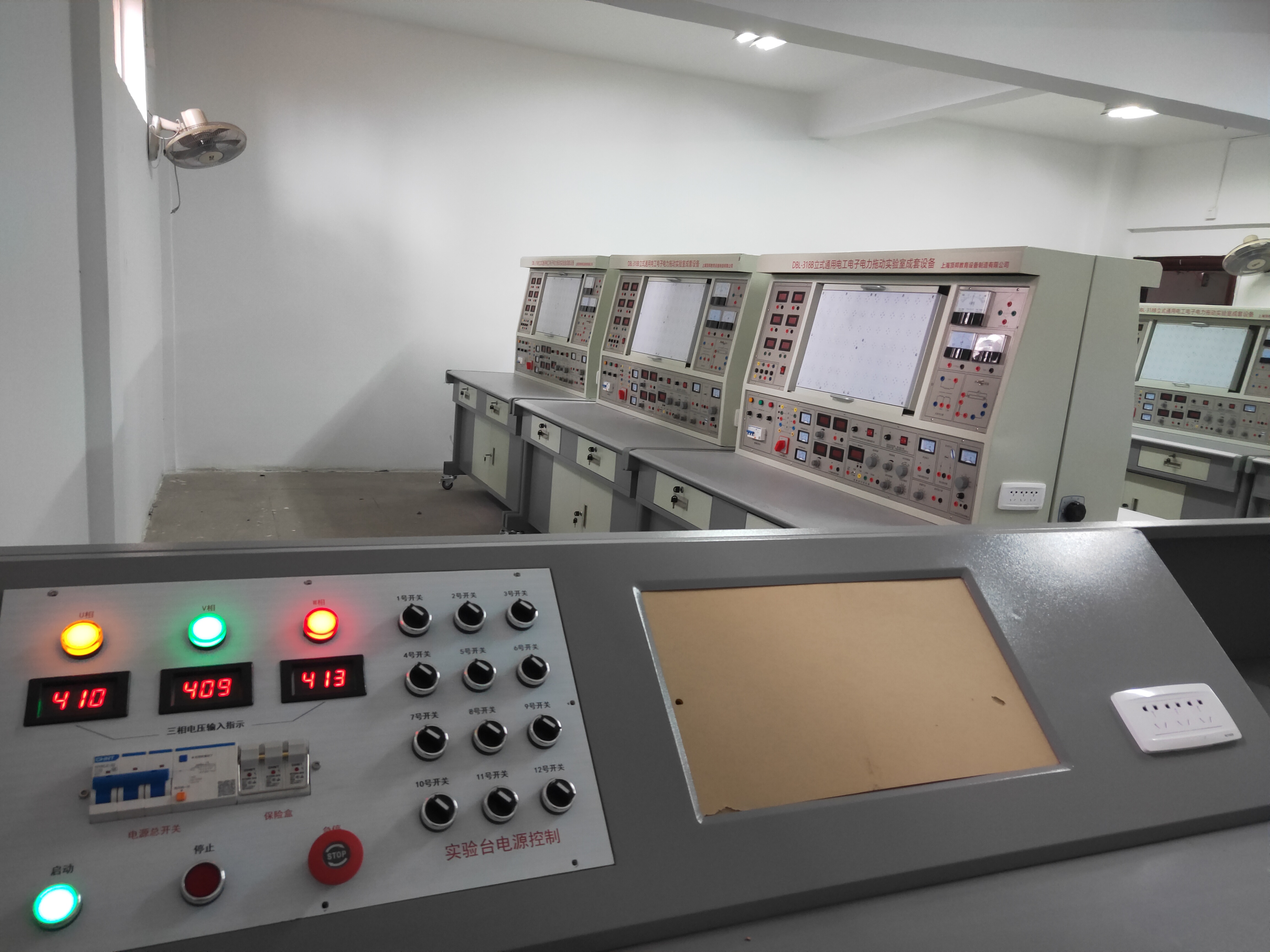 立式通用電工、電子、電力拖動實驗室成套設(shè)備(圖3) 電工電子電拖實驗臺
